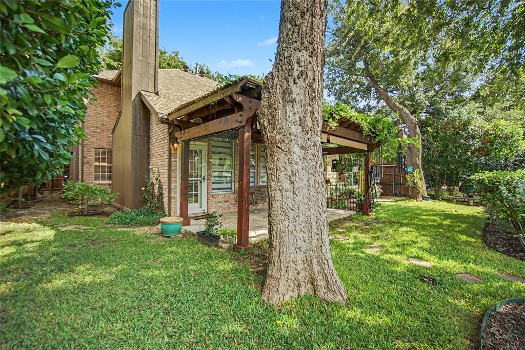 5817 Louisville Drive