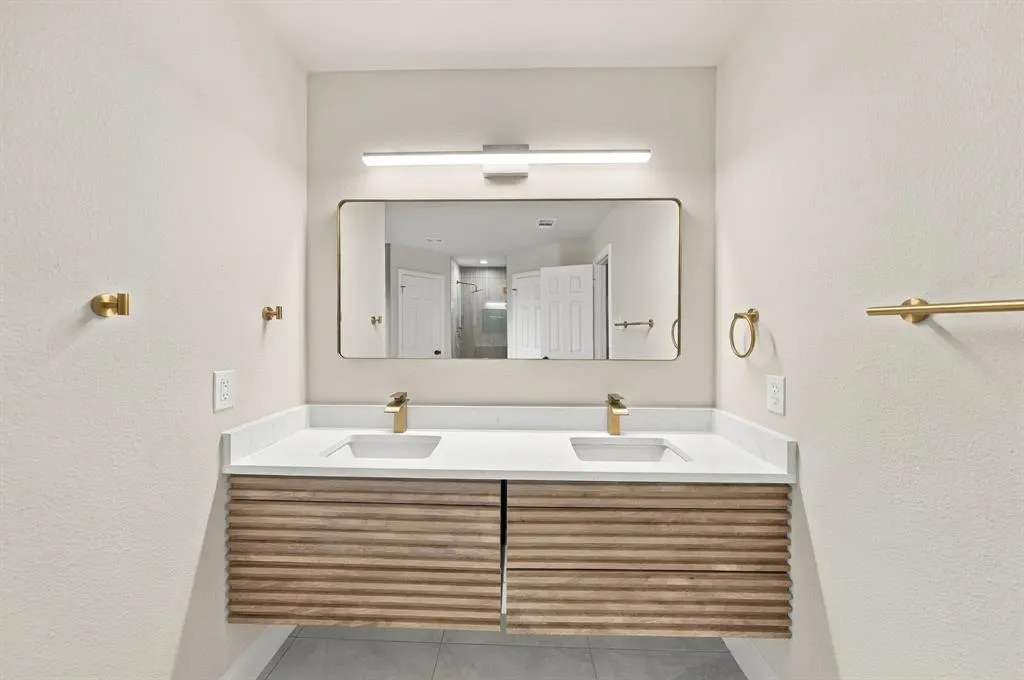 1005 1/2 W White Avenue