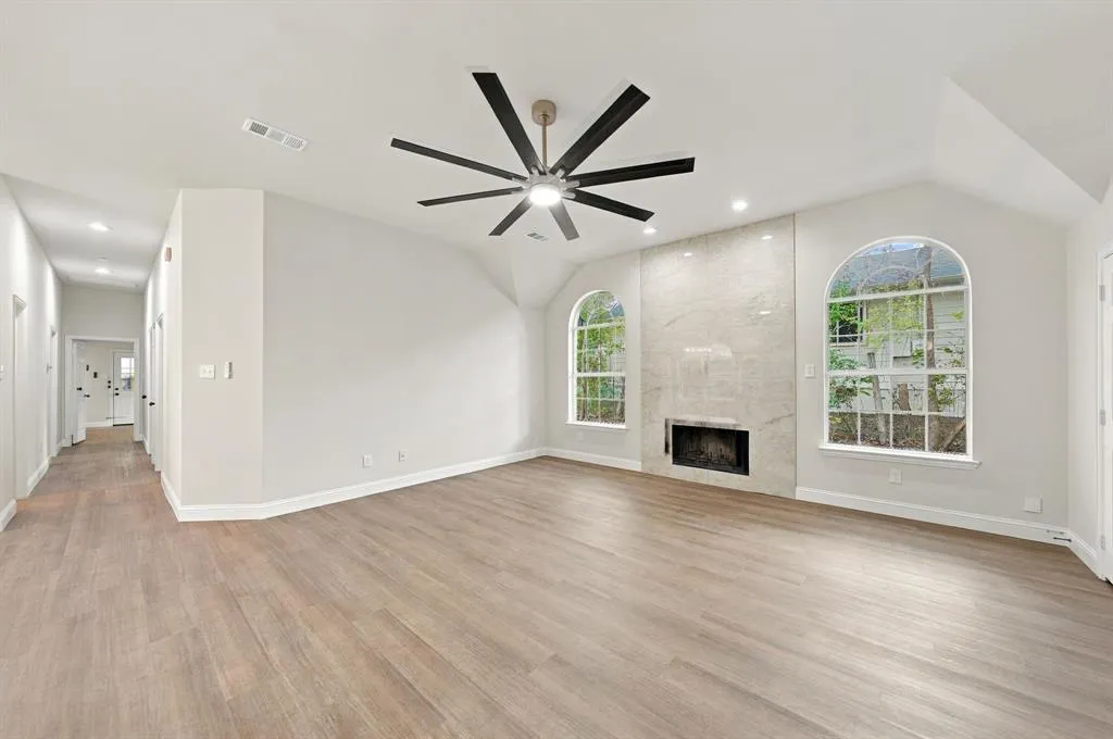 1005 1/2 W White Avenue