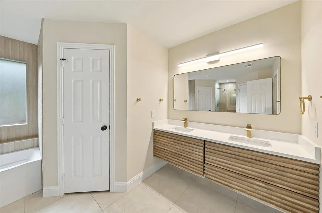 1005 1/2 W White Avenue