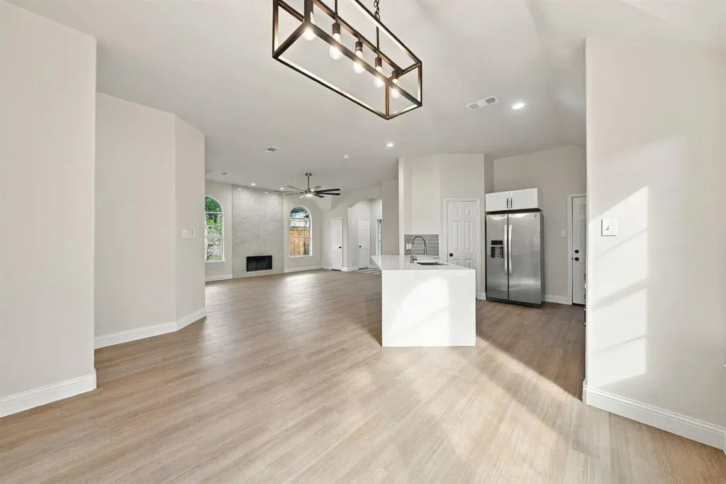 1005 1/2 W White Avenue