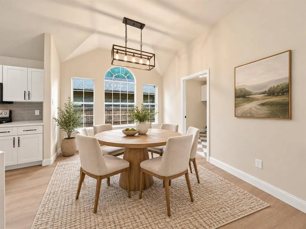 1005 1/2 W White Avenue
