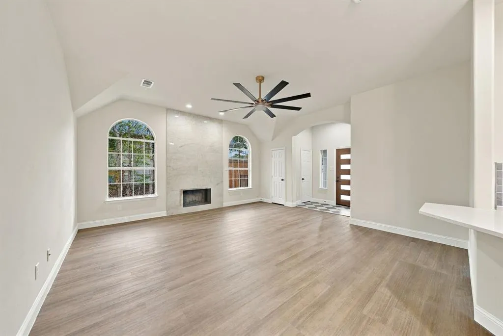 1005 1/2 W White Avenue
