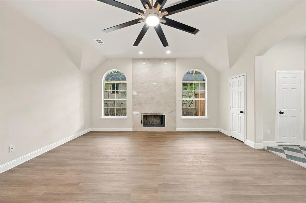 1005 1/2 W White Avenue