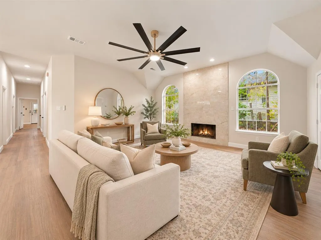 1005 1/2 W White Avenue