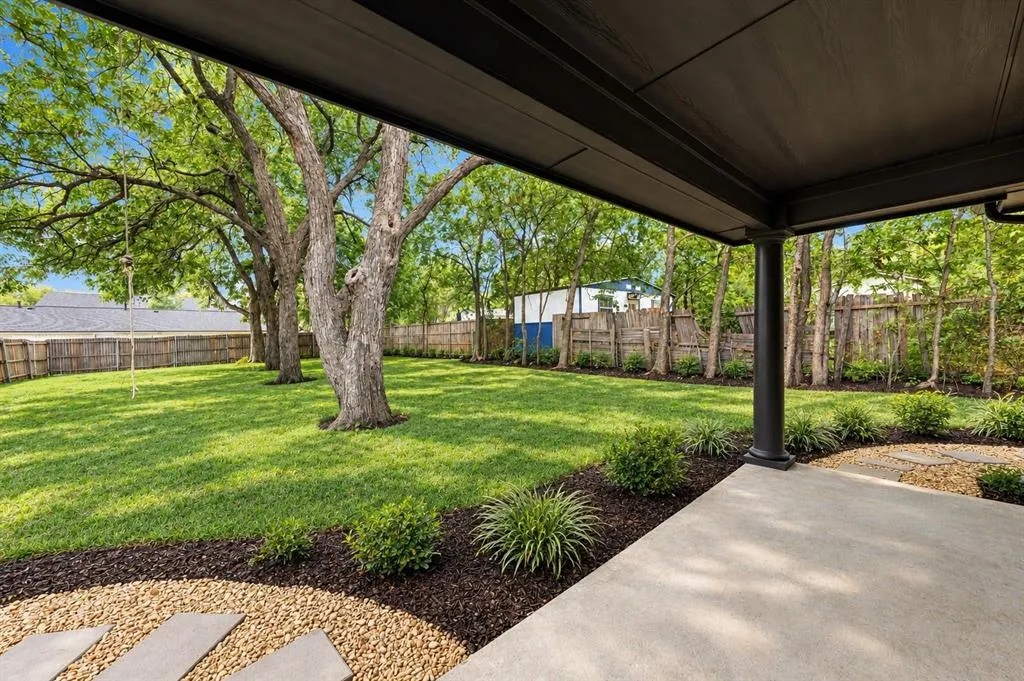 1005 1/2 W White Avenue