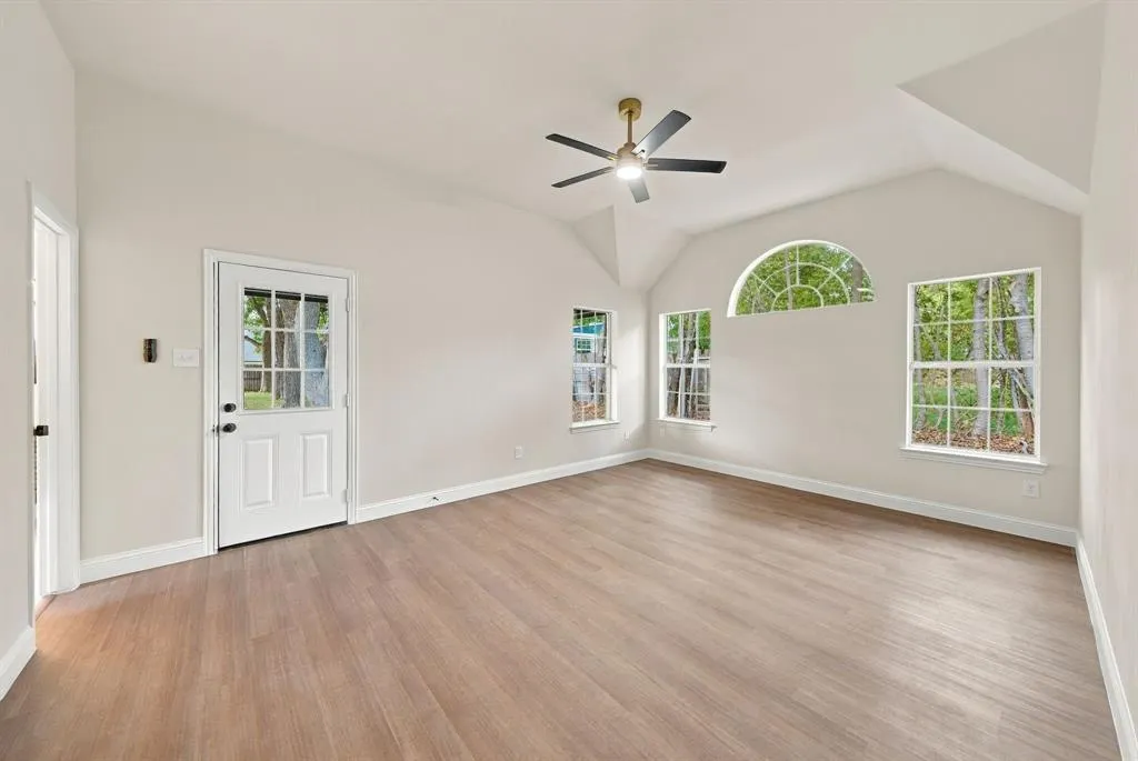 1005 1/2 W White Avenue