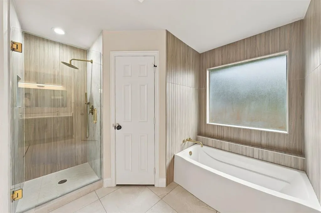 1005 1/2 W White Avenue
