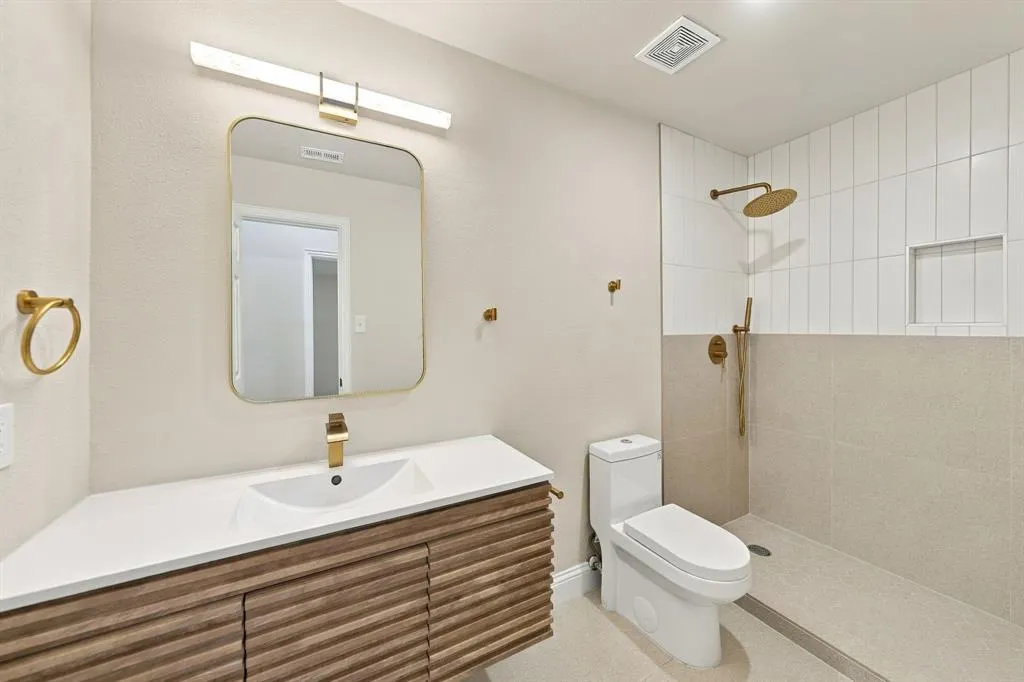 1005 1/2 W White Avenue