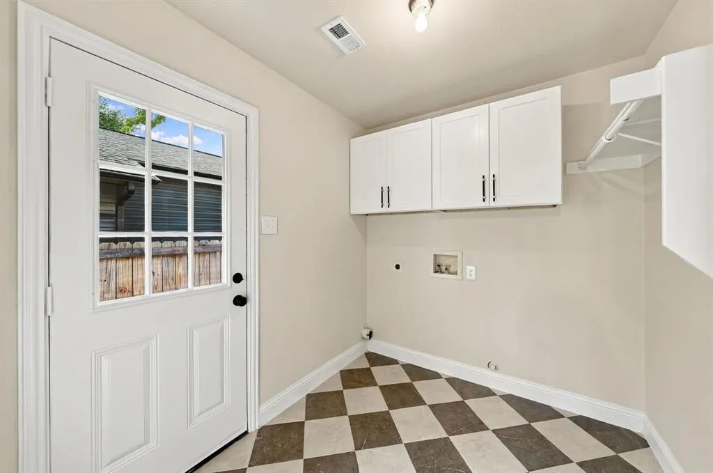 1005 1/2 W White Avenue