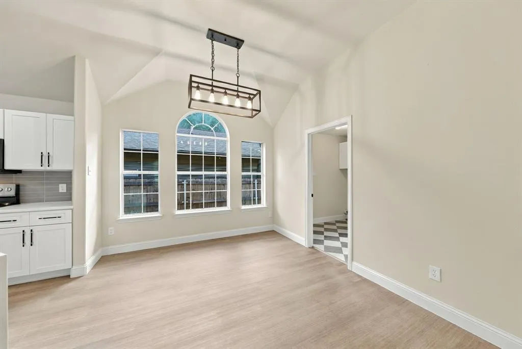 1005 1/2 W White Avenue