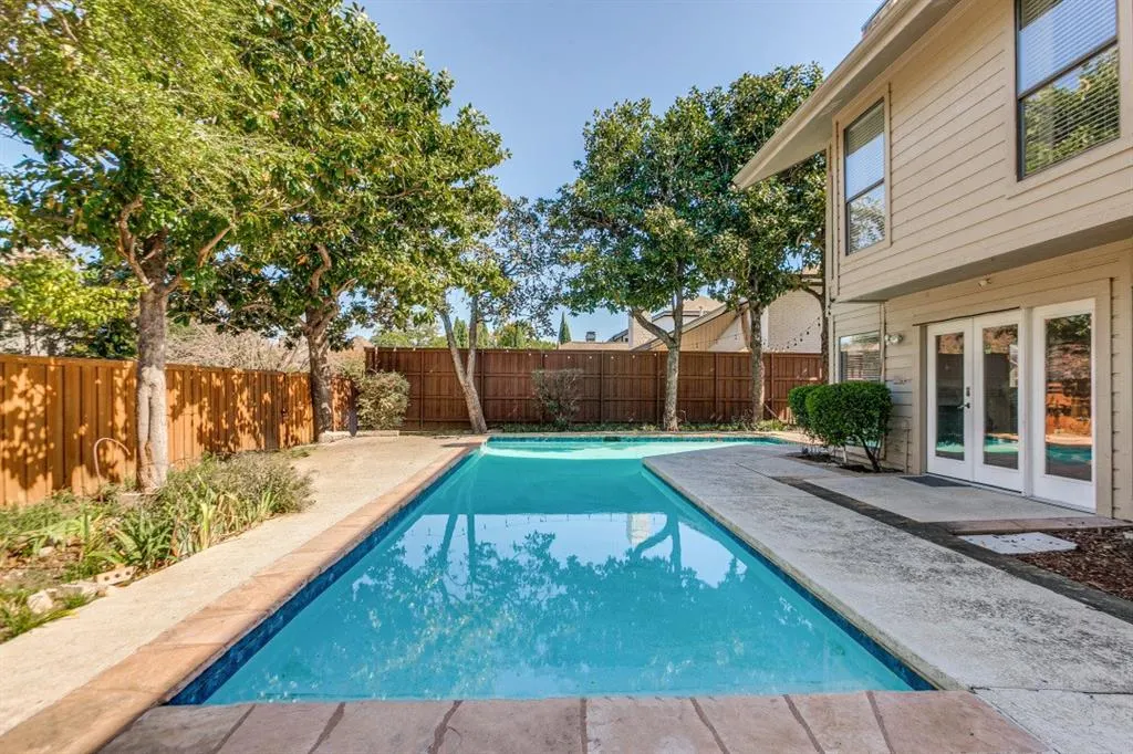 5221 Old Shepard Place