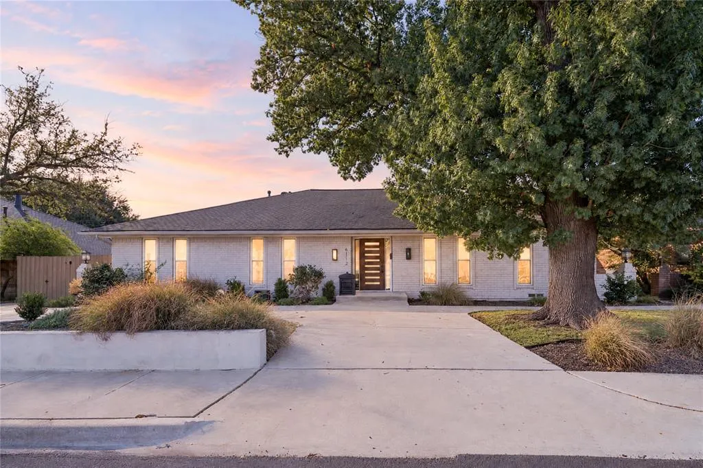 6112 E Lovers Lane