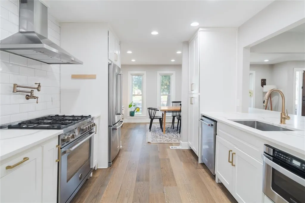 6112 E Lovers Lane