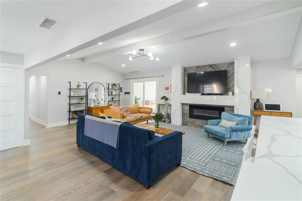 6112 E Lovers Lane