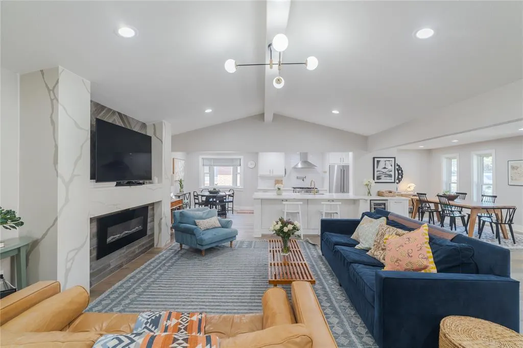 6112 E Lovers Lane