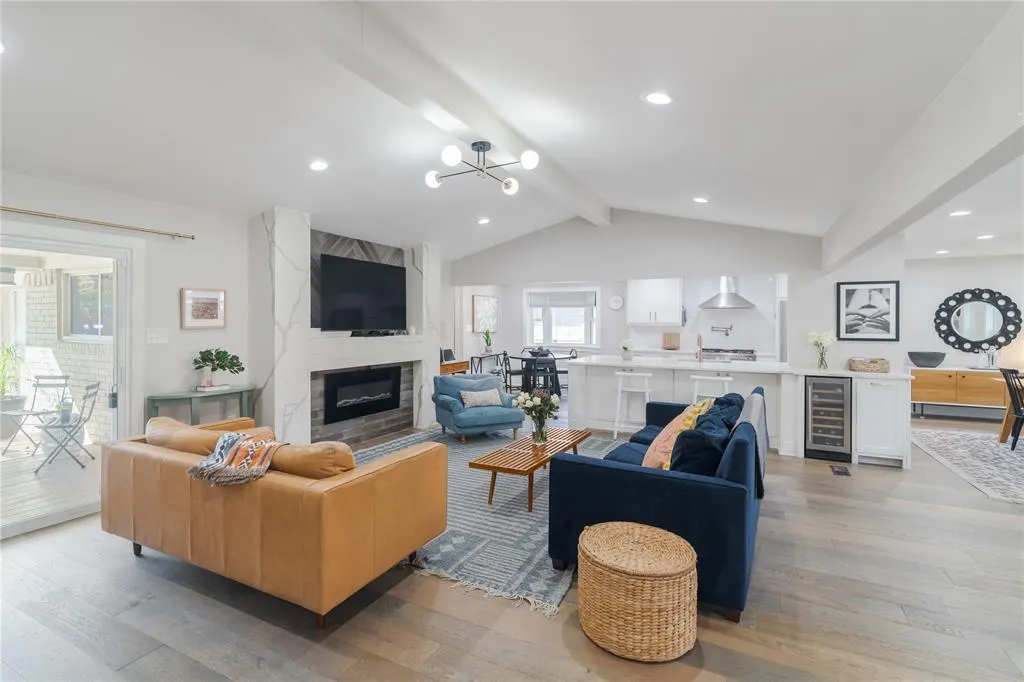 6112 E Lovers Lane