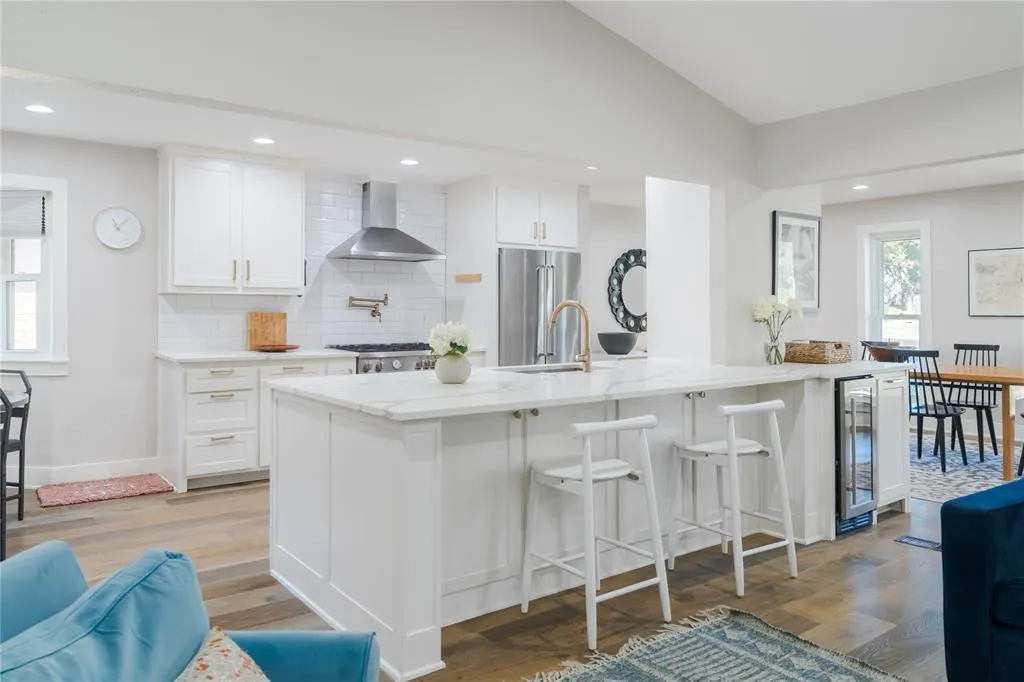 6112 E Lovers Lane