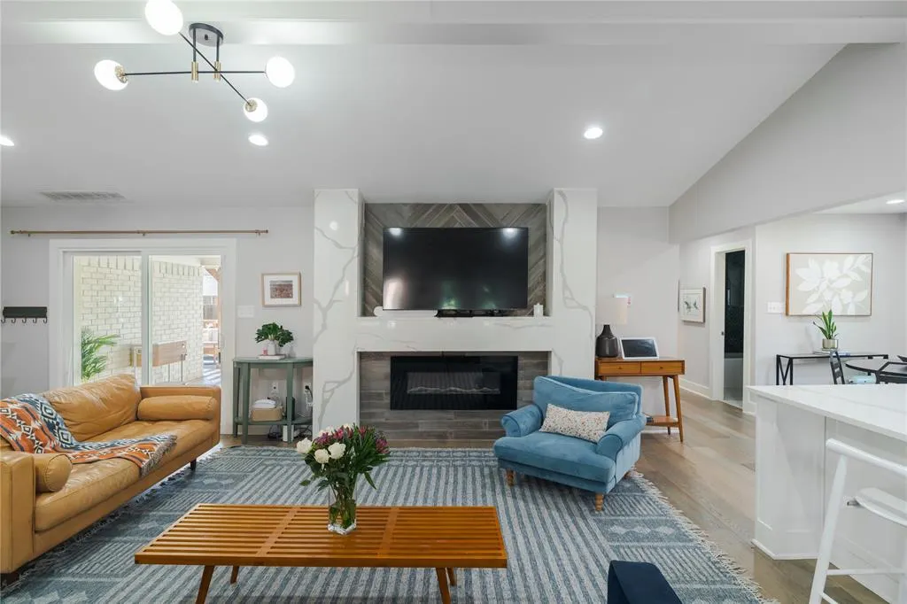 6112 E Lovers Lane