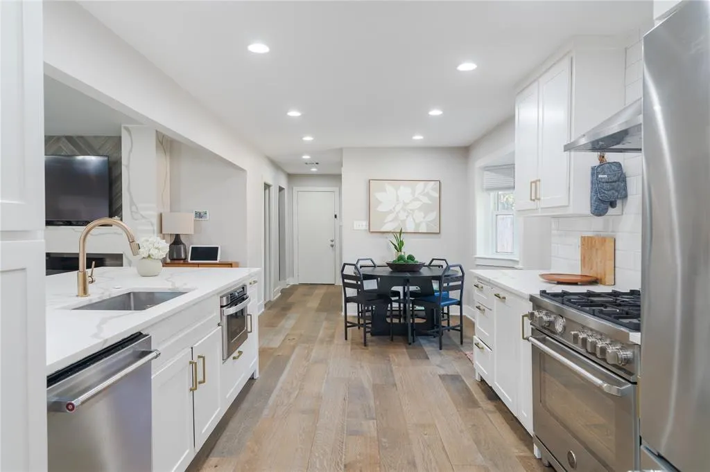 6112 E Lovers Lane