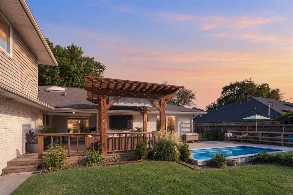 6112 E Lovers Lane