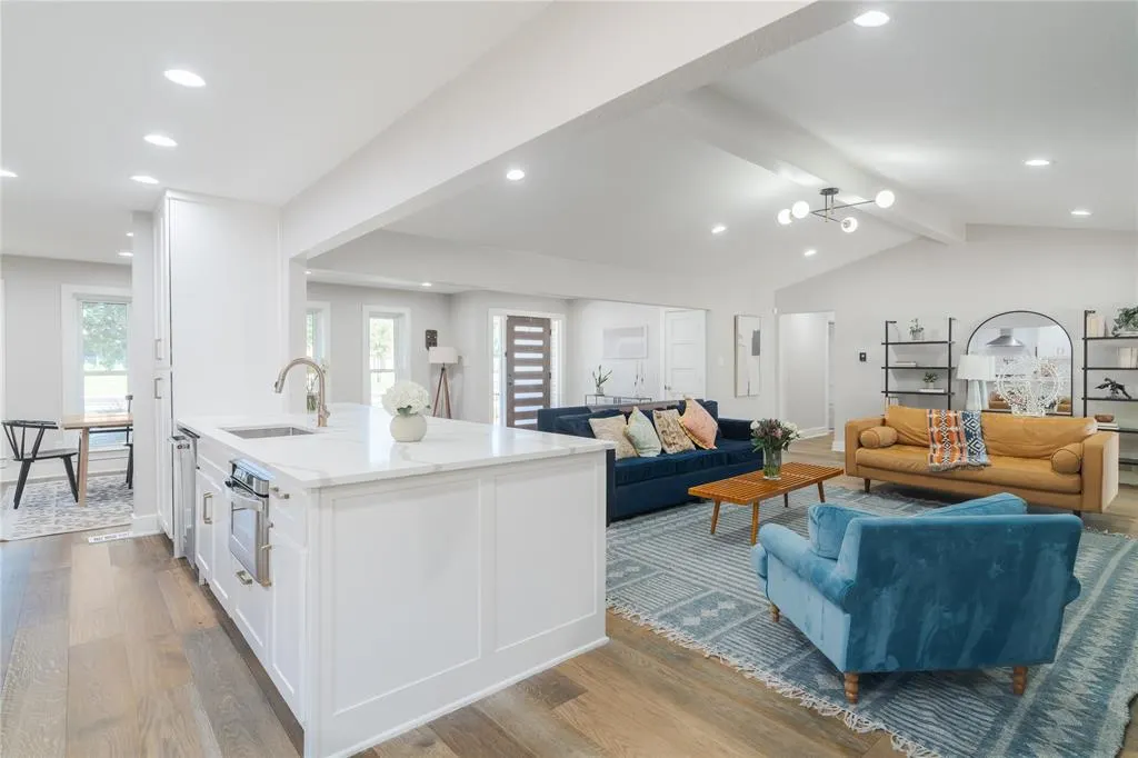 6112 E Lovers Lane