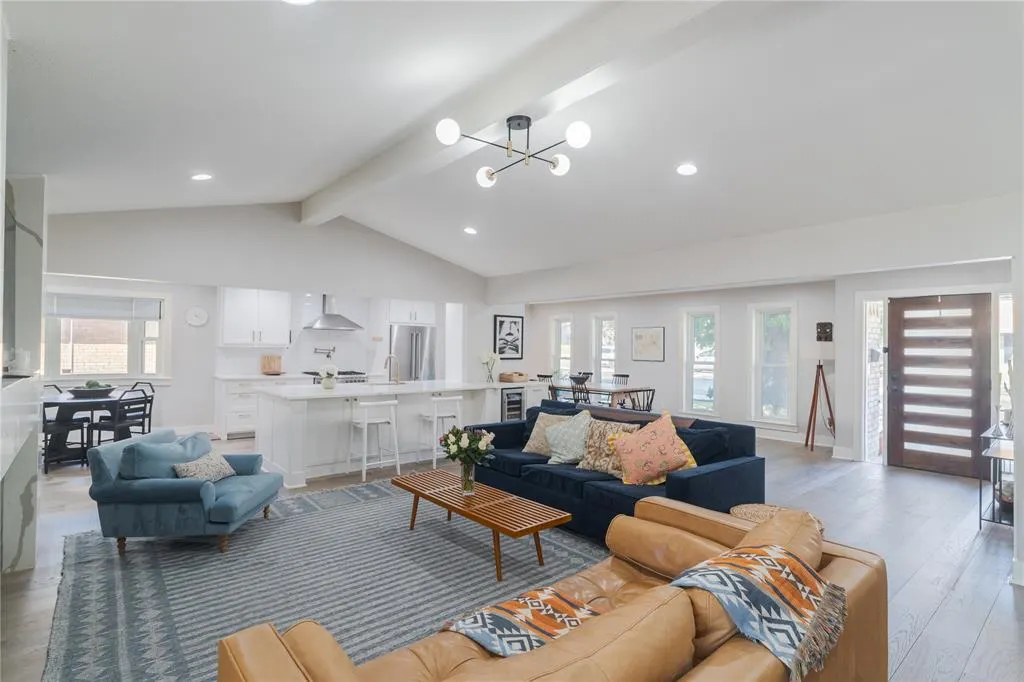 6112 E Lovers Lane