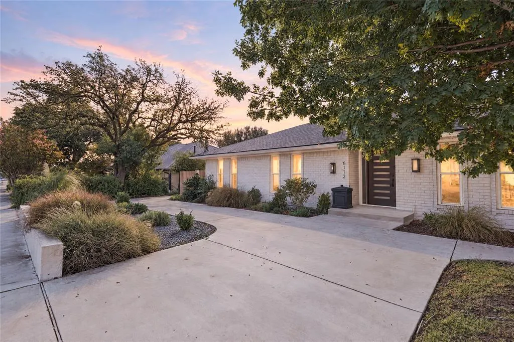 6112 E Lovers Lane