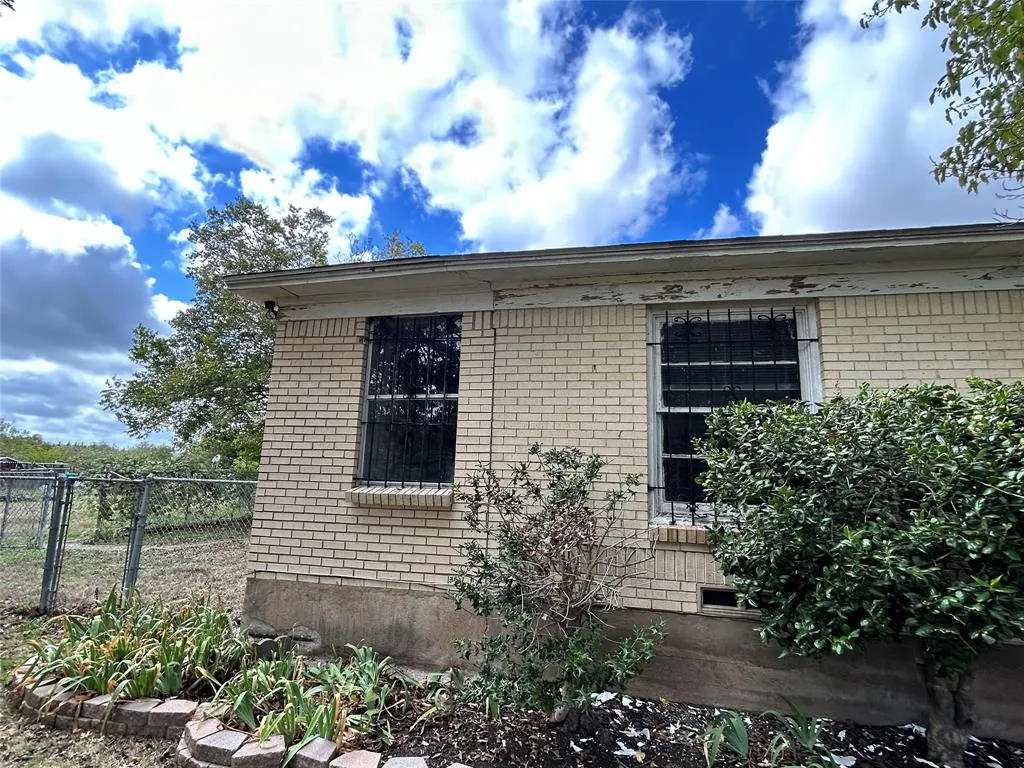 8407 Honeysuckle Lane