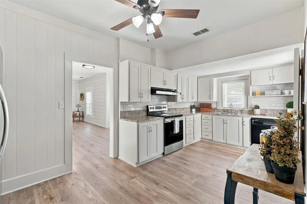 906 W 7th Street