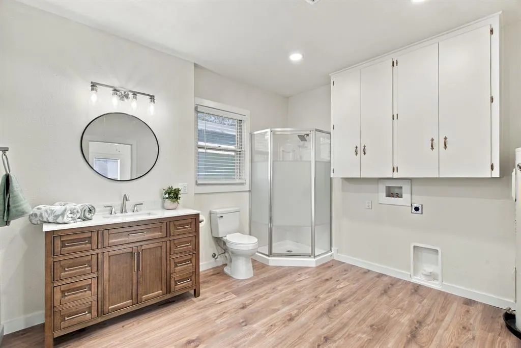 906 W 7th Street