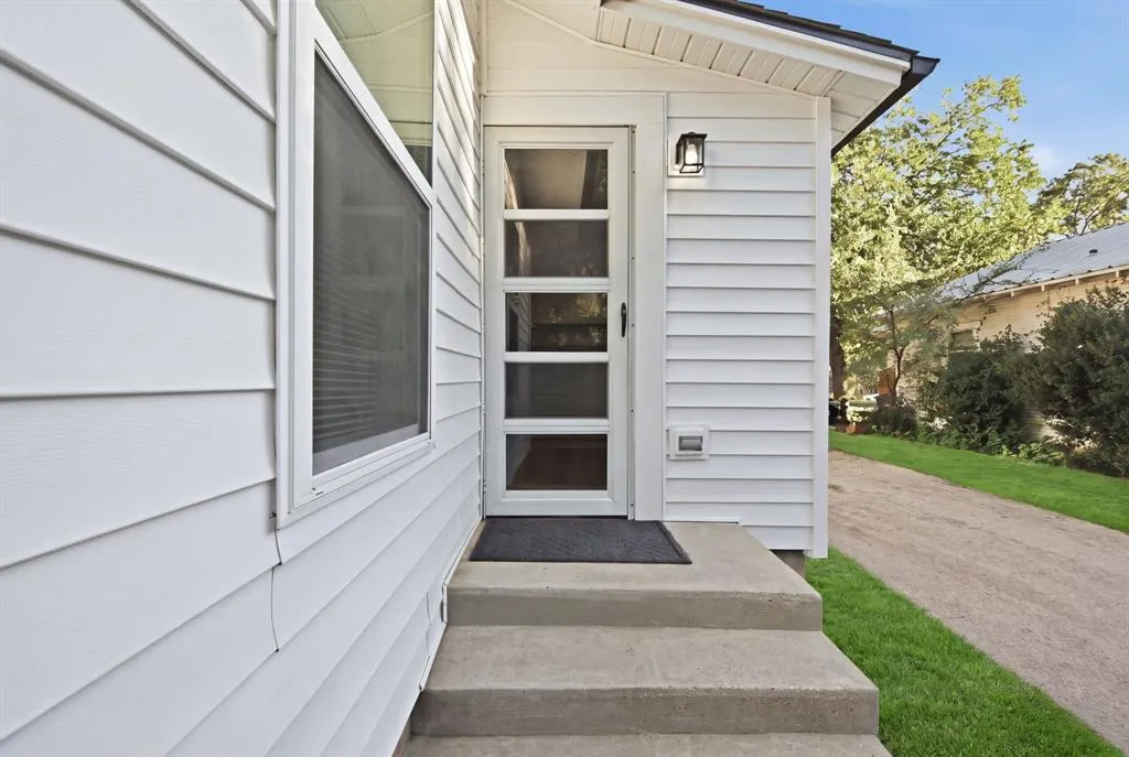 906 W 7th Street