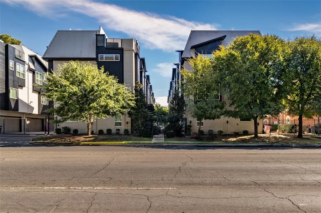 4910 Live Oak Street #4