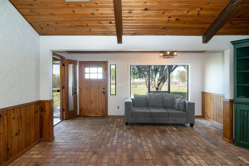 7592 Rawhide Road