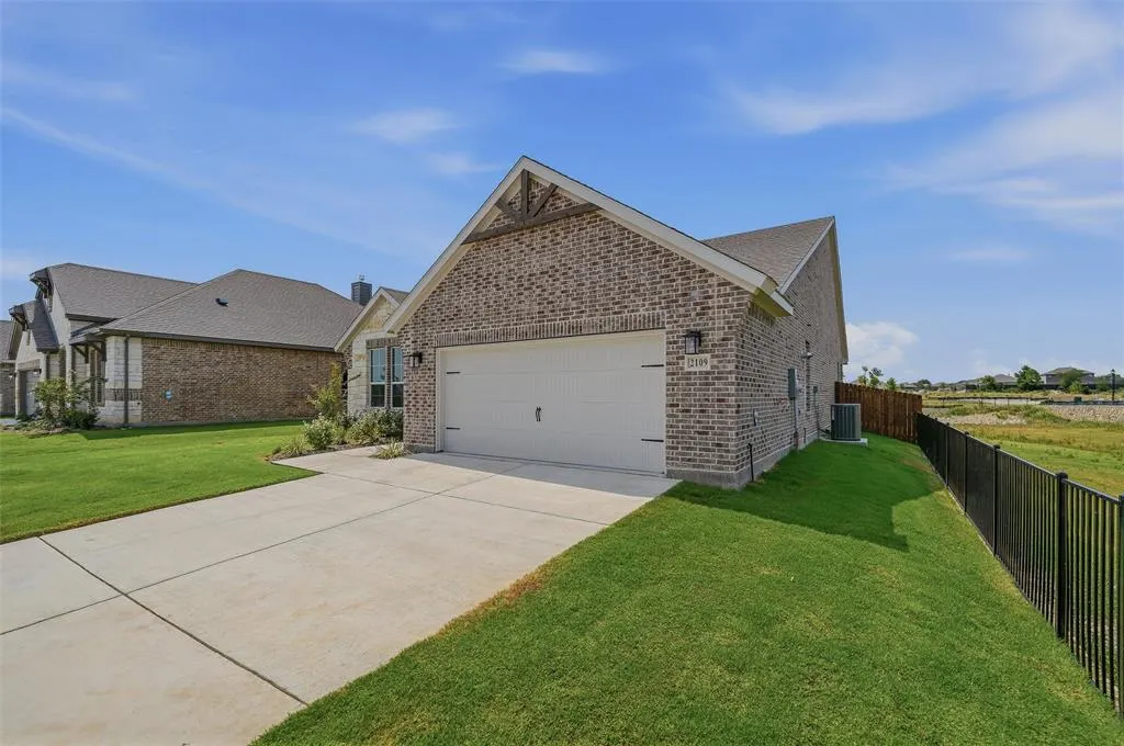 2109 Bluebird Lane