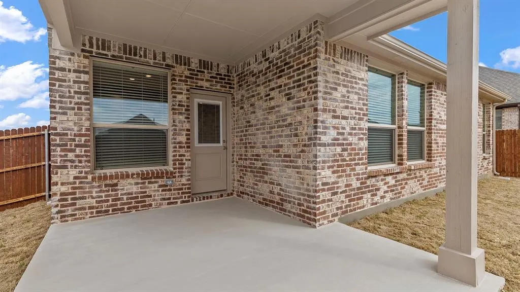 712 SOARING HAWK Drive