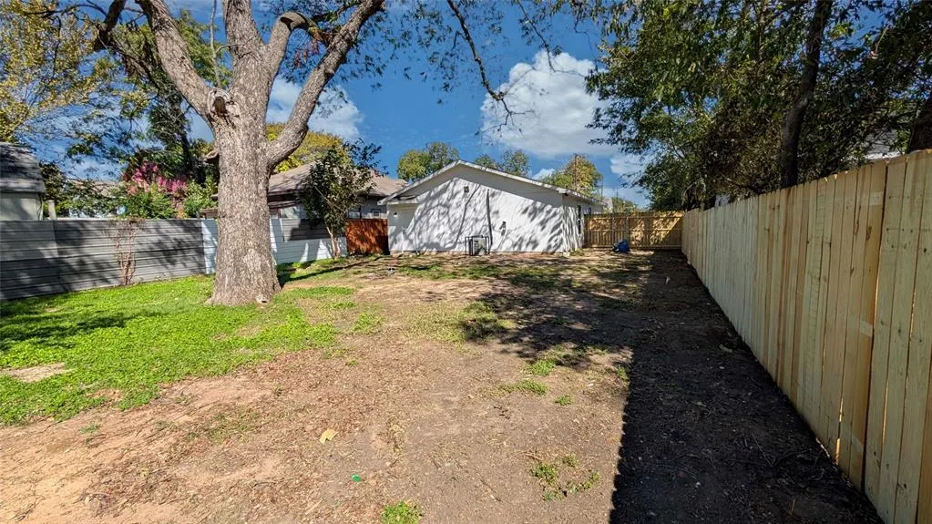 3823 Colonial Avenue