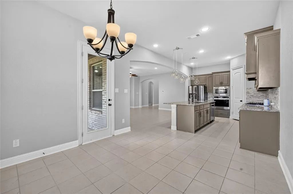 1937 Manzana Way
