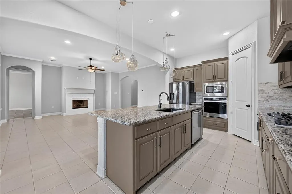 1937 Manzana Way