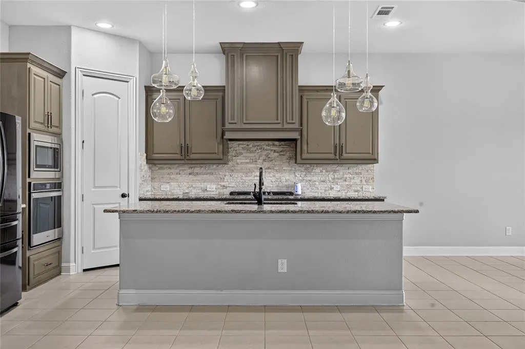 1937 Manzana Way