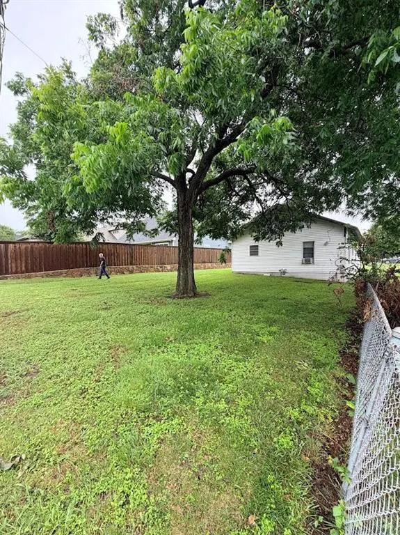 105 E 3RD Street