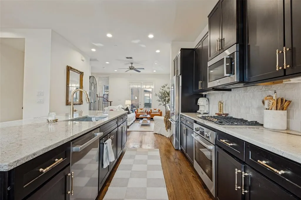 4211 Rawlins Street #642