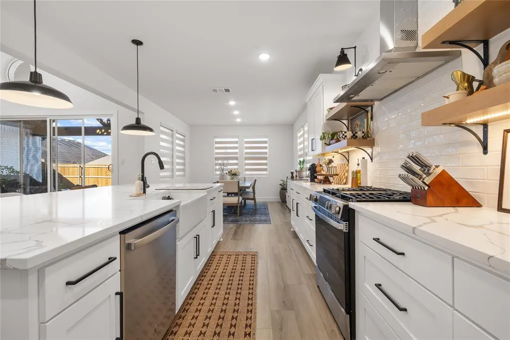 221 Diamond Dale