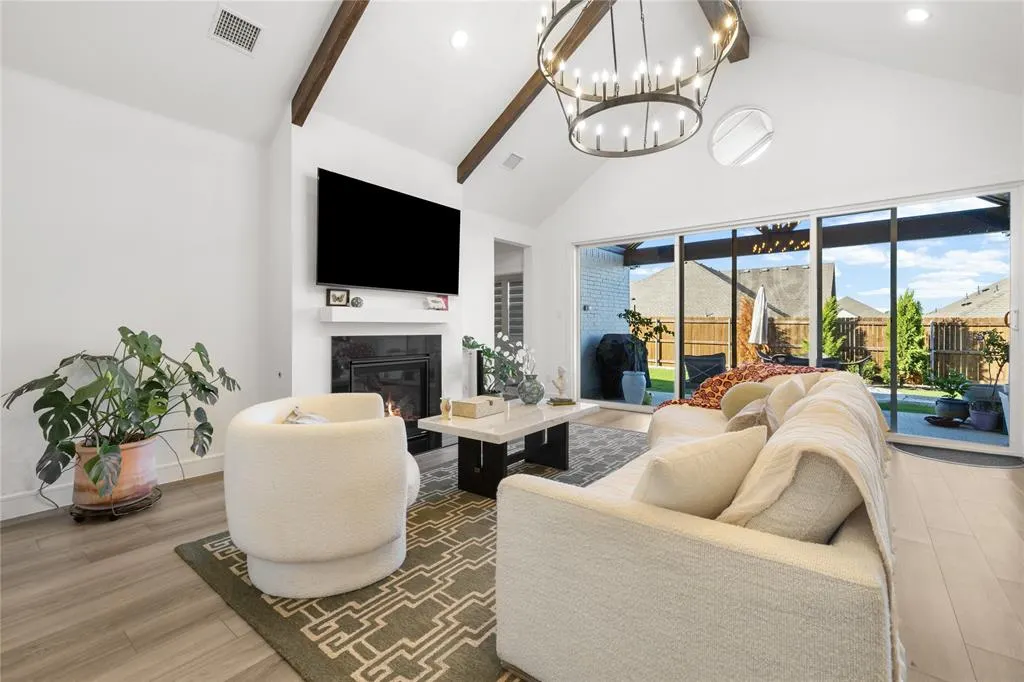 221 Diamond Dale