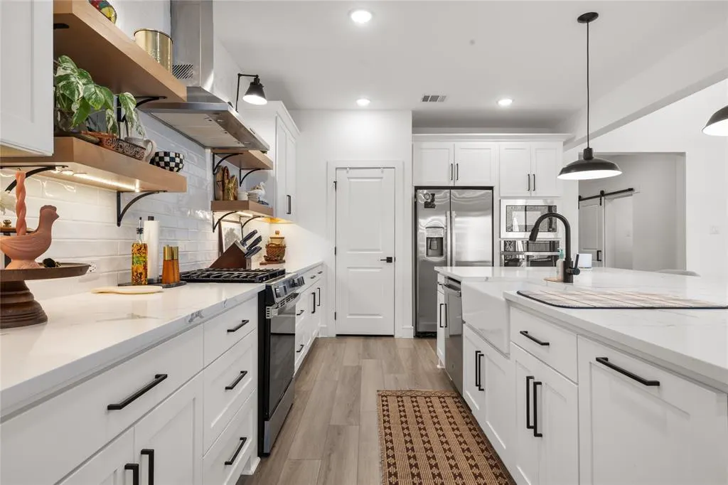 221 Diamond Dale