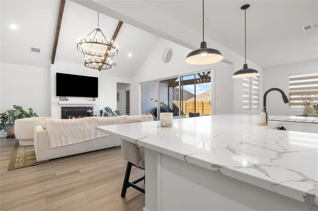 221 Diamond Dale