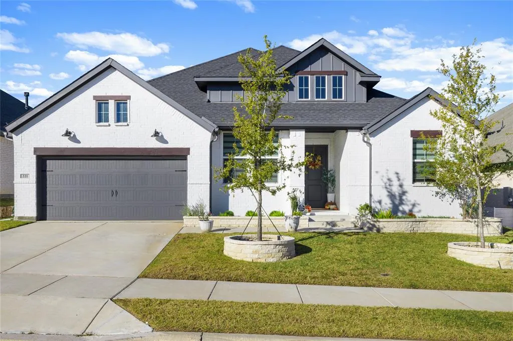 221 Diamond Dale