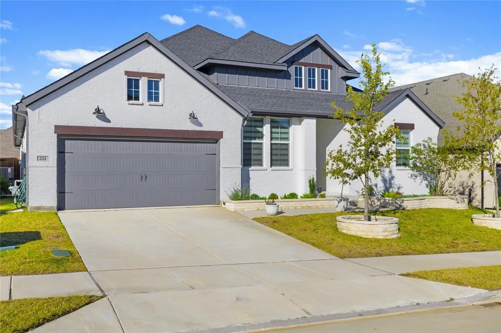 221 Diamond Dale