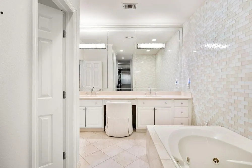 3707 Gilbert Avenue #17