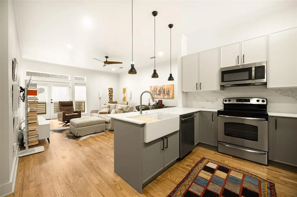 5711 Ross Avenue #6